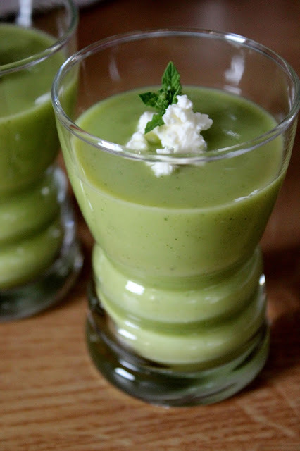 Soupe froide de courgette, chèvre, menthe