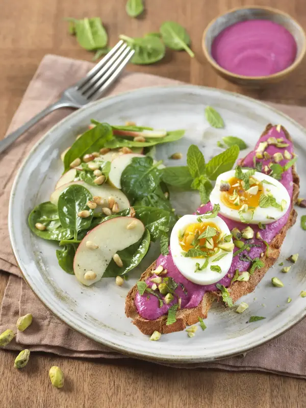 Tartine printanière et salade d'épinards